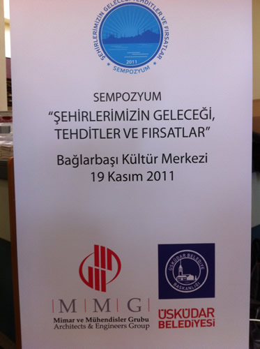 skdar Belediyesi ile Mimar ve Mhendisler Grubu tarafndan ortaklaa hazrlanan ''ehirlerimizin Gelecei, Tehditler ve Frsatlar'' konulu sempozyum, 19 Kasm Cumartesi gn skdar Balarba Kltr Merkezi'nde dzenlendi.