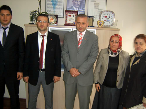 MHP skdar le Bakan Habib Suimez, le Bakan Yardmcs Hakan akr ve Kadn Kollar Bakan Aynur Saydam skdar Merkezinde bulunan iki ocuk yuvasn ziyaret etti.