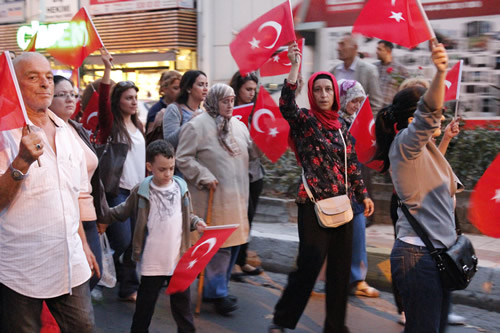 MHP skdar le Tekilat tarafndan organize edilen yrye skdar le Bakan Habib Suimez, Hakk Kurtulu, Azmi Karamahmutolu, Necdet Yldrm gibi bir ok yeni ve eski ynetici ile birlikte skdarllar youn katlm salad.