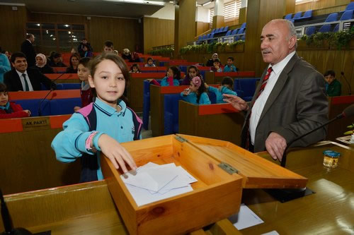 Minik demokratlar skdar Belediyesi'nde temsili seime gitti