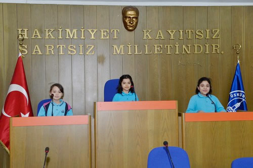 Minik demokratlar skdar Belediyesi'nde temsili seime gitti