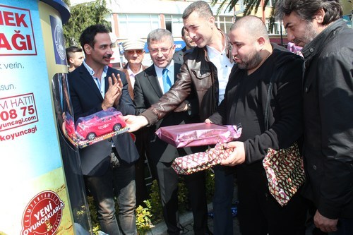 skdar Belediyesi'nin oyuncak kampanyasna sanatlardan destek