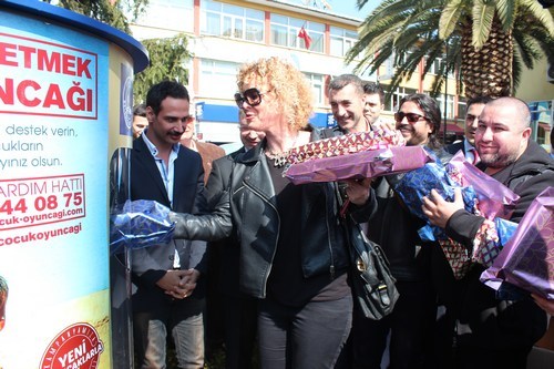 skdar Belediyesi'nin oyuncak kampanyasna sanatlardan destek