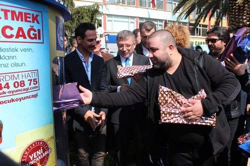 skdar Belediyesi'nin oyuncak kampanyasna sanatlardan destek