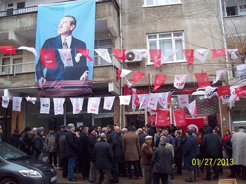 Cumhuriyet Halk Partisi skdar le Bakanl, yerel seimlere ynelik almalarna nalan Mahallesi'nde temsilcilik aarak hz verdi.