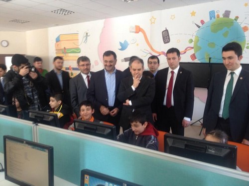 Gençlik ve Spor Bakanı Kılıç, Üsküdar Gençlik Merkezi'ni ziyaret etti