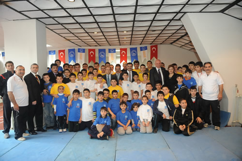 skdar Belediyesi'nin Sporu Tabana Yayma Projesi ve 23 Nisan etkinlikleri kapsamnda bu yl drdncs dzenlenen Spor Oyunlar, Burhan Felek Atletizm Sahas ve Balarba Spor Salonu'nda gerekletirildi.