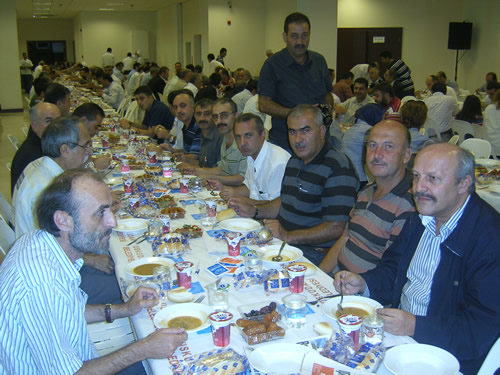 AK Parti skdar le Bakanl tarafndan skdar'da faaliyet gsteren Sivil Toplum Kurulular iin iftar verildi.