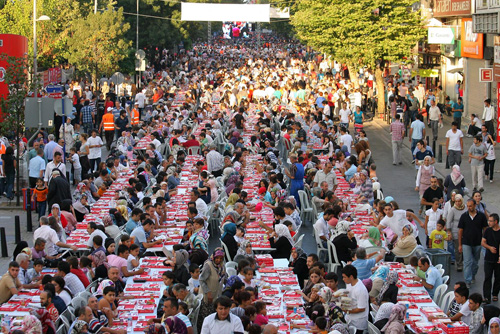 Onbinlerce vatanda ayn sofrada iftar at!