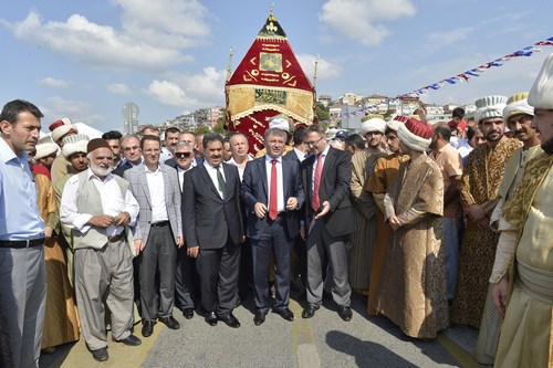 skdar Belediyesi tarafndan 99 yl sonra ilk kez canlandrlan Surre-i Hmayun yolculuu, develer ve atlar eliinde grkemli bir lenle gerekleti.