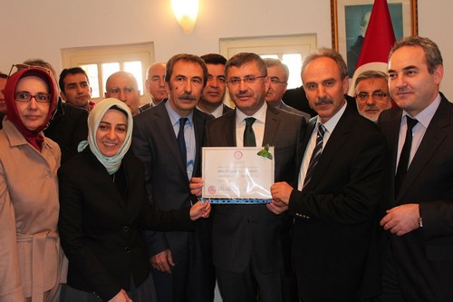 skdar Belediye Bakanln kazanan AK Parti aday Hilmi Trkmen, mazbatasn ald.