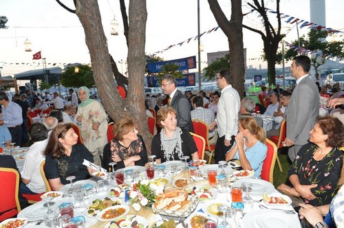 skdar Protokol, iftar programnda bulutu