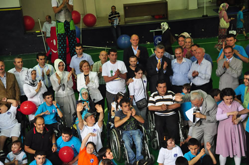 skdar Belediyesi tarafndan bu yl ikincisi dzenlenen Engelliler Yaz Spor Okulu'nda eitim alacak engellilerin eitimi yeni balad.
