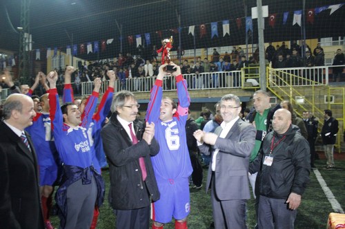 skdar Belediyesi tarafndan bu yl 8.'si dzenlenen Geleneksel Bahar Kupas 2. Amatrler Futbol Turnuvas'nda ampiyon cadiyespor'a kupay skdar Belediye Bakan Yardmcs Hilmi Trkmen verdi.