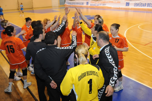 Bayanlar Hentbol Sper Ligi yar final rvan karlamasnda Muratpaa Belediyesi ile berabere kalan skdar Belediyesi finale ykseldi.