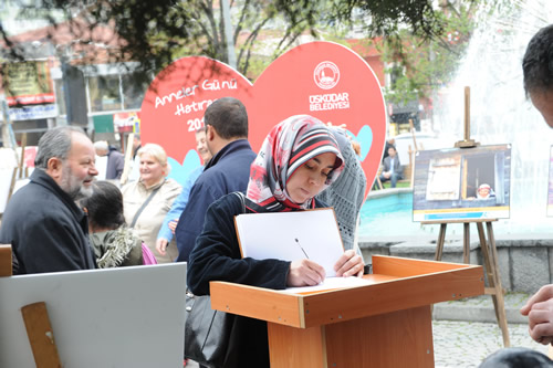 skdar Belediyesi nnde alan sergide dnyann her yerinden anne fotoraflarnn yan sra siyasilerin anneleri ile birlikte ekilmi fotoraflar da bulunuyor.