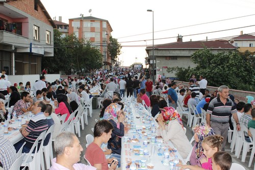 Yavuztrk Mahallesi Sokak ftarnda Ramazan Ay'nn Bereketi Paylald