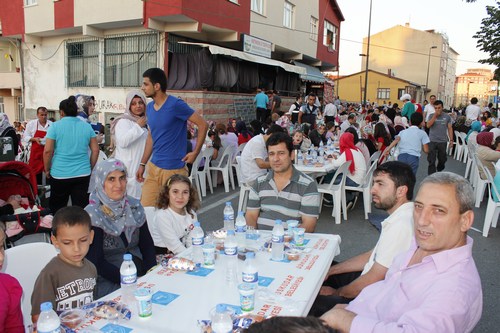 Yavuztrk Mahallesi Sokak ftarnda Ramazan Ay'nn Bereketi Paylald