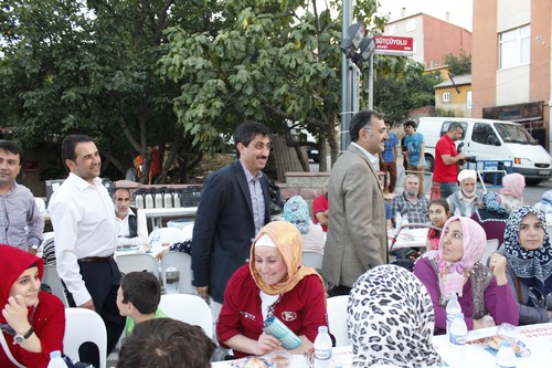 Yavuztrk Mahallesi Sokak ftarnda Ramazan Ay'nn Bereketi Paylald