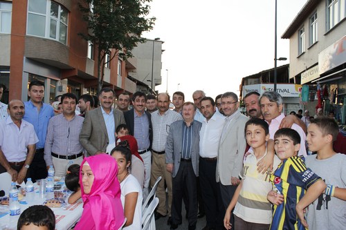 skdar Belediyesi tarafndan Yavuztrk Mahallesi Pazar soka zerinde yaplan sokak iftar programna 3 bin kii katld.