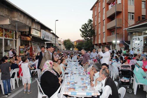 Yavuztrk Mahallesi Sokak ftarnda Ramazan Ay'nn Bereketi Paylald