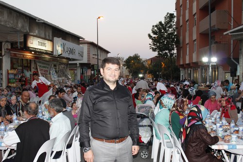 Yavuztrk Mahallesi Sokak ftarnda Ramazan Ay'nn Bereketi Paylald