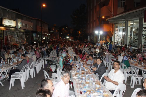 Yavuztrk Mahallesi Sokak ftarnda Ramazan Ay'nn Bereketi Paylald