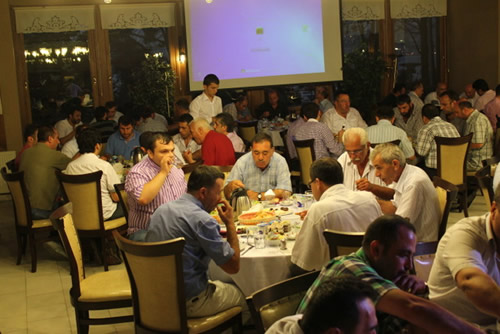 Slogan ''nsanla Hizmet'' olan amoluk Dernei burs verenlerle, alanlar iftarda buluturdu