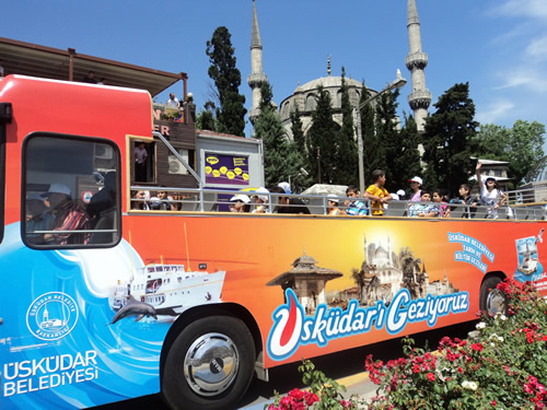 skdar Belediyesi kltr gezilerine tm hzyla devam ediyor. Yaz aynn gelmesiyle enlenen gezilerden biri Zeynep Kamil Bilgi Evi rencileri iin yapld.