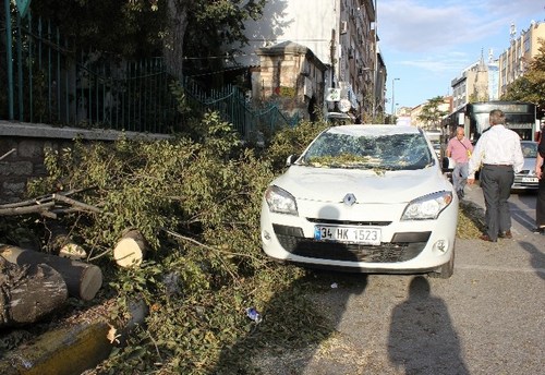 skdar'da frtna aalar devirdi