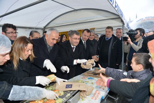 skdar 2. Hamsi Festivali'nde 2 ton hamsi zgara edilerek yaklak 10 kiiye ikram edildi. Souk havaya aldrmadan etkinlie katlan binlerce vatandamz bir yandan balk ekmeklerini yerken dier yandan horon oynadlar.