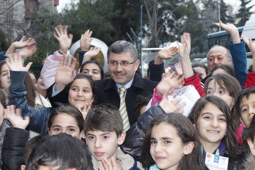 skdarl ocuklar topladklar yardm malzemelerini skdar Belediye Bakan Aday Hilmi Trkmen tarafndan okunan dua eliinde Suriyeli kardelerine ulatrlmak zere tahsis edilen arala gnderdiler.