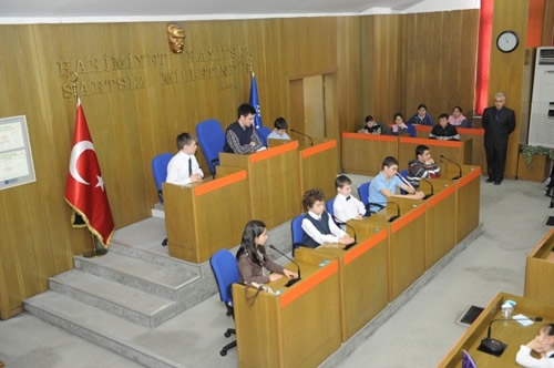 23 Nisan Ulusal Egemenlik Haftas ve ocuk Bayram etkinlikleri kapsamnda skdar Belediye Bakan Mustafa Kara, makamn ve skdar'n ynetimini 1 gnlne geleceimizin teminat ocuklarmza brakt.