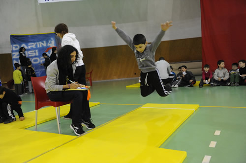 ''skdar Enlerini Aryor'' elenceli atletizm ligi, Valideba'da yaplan kros yarmalarndan sonra Burhan Felek Spor Kompleksi Kubbe Salon'da yaplan atletizm msabakalaryla devam etti.