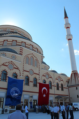 skdar Gzeltepe Birlik Camii Ramazan aynn ilk Teravihi'ne yetitirildi