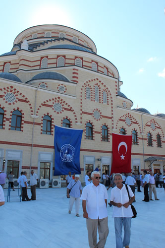 skdar Gzeltepe Birlik Camii Ramazan aynn ilk Teravihi'ne yetitirildi