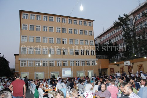 skdar'n kkl eitim kurumlarndan lim ve Fazilet Vakf geleneksel iftar yemei program Balarba Kamps'nde gerekletirildi.