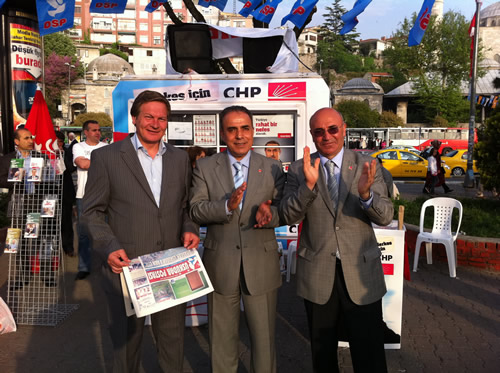 CHP skdar le Tekilat ana muhalefet partisi olarak iskele meydannda ki seim almalarn ok nem veriyor. zellikle skdarl milletvekili adaylar Av. Mahmut Tanal, skdar Eski Mfts hsan zkes'in katlmyla skdarllarla bir araya geliniyor.