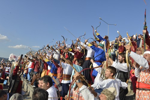 Ktibim Festivali'nde oklar bar iin atld