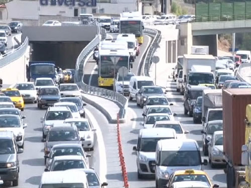 skdar'a inenlerle kprye geenlerin birbirine karmasn engellemek iin aylardr yaplan yol almas ve yeni konulan dubalarn ii daha da karmaklatrarak trafii iyice kemekee dndrmesi oldu.