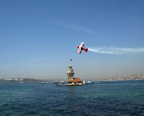 Akrobasi pilotu Murat ztrk 28 Nisan Pazar gn sabah saatlerinde skdar Kz Kulesi aklarnda muhteem bir gsteriye imza att.