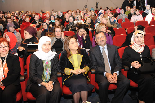 Aile ve Sosyal Politikalar Bakan Fatma ahin skdar'da Kadn ve Medya konulu panele katld