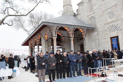 Vakflar Genel Mdrl tarafndan restorasyonu tamamlanan skdar'daki Mihrimah Sultan Camii, Babakan Yardmcs Blent Arn'n da katld al treniyle yeniden ibadete ald. 