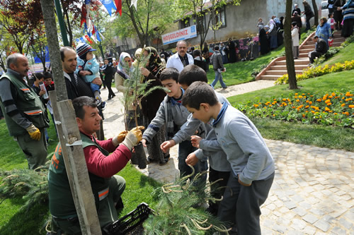 skdar Belediyesi'nin, skdar'n tarihi dokusunun tamamlanmas ve ilenin renklendirilmesi amacyla dzenledii Mor Salkm enlii'nin altncs, yapm yeni tamamlanan ve hizmete alan Yavuztrk Park'nda gerekletirildi.