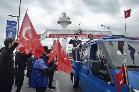 Cumhuriyetimizin 98. kurulu yl skdar'da byk bir cokuyla kutland