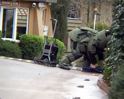 Nakkatepe'de bir site giriine braklan paket, bomba panii yaanmasna neden oldu