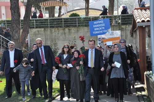 AK Parti skdar le Bakanl tarafndan organize edilen, skdarl annelerimizden Doudaki annelerimize dayanma mektubu gnderme ve destek yry byk ilgi grd.