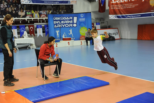 ''skdar Enlerini Aryor'' atletizm ligi yarmasnn final msabakalar Burhan Felek 50. Yl Spor Salonu'nda yapld.