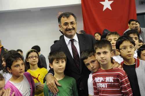 ''skdar Enlerini Aryor'' atletizm ligi yarmasnn finali Burhan Felek 50. Yl Spor Salonu'nda yapld