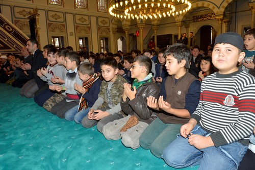 Bilgi Evi rencileri ilk namazlarn Beylerbeyi camii'nde kld